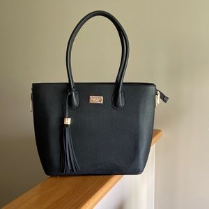 A Michael Kors-like shoulder bag in black